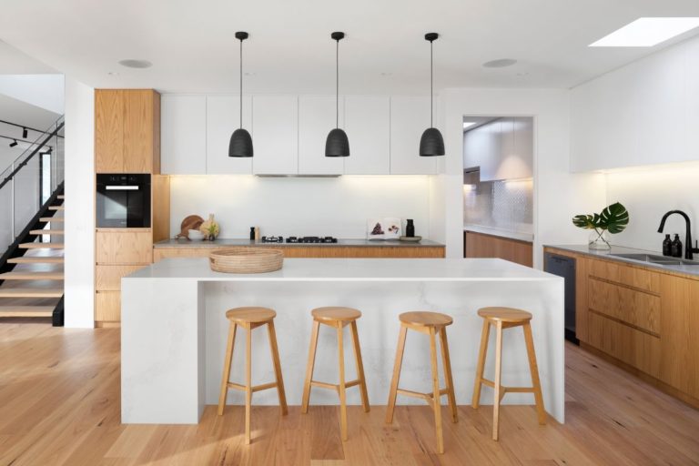 Cozinha minimalista com toque de madeira
