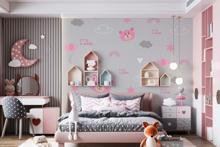Quarto de menina decorado com papel de parede de ursinho rosa, ao lado da cama tem uma pequena cômoda com uma bailarina em cima