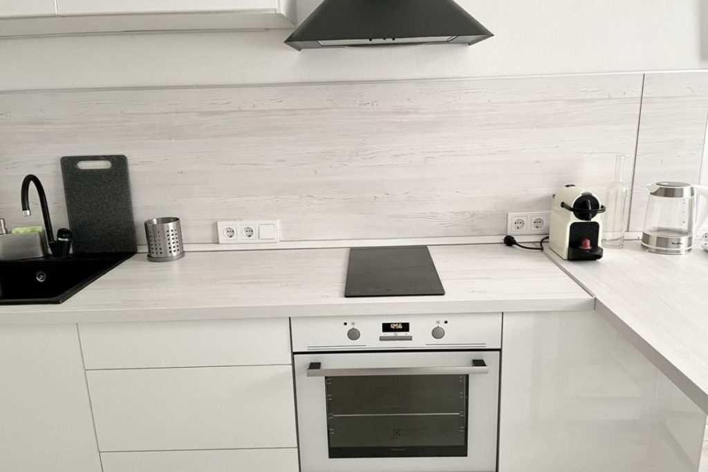Cozinha pequena com eletrodomésticos: Coifa e cooktop