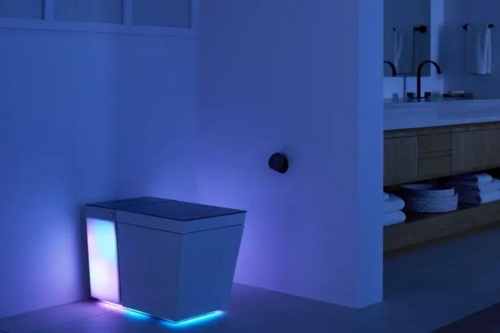 Banheiros modernos com vaso sanitário com tecnologia e iluminação de LED
