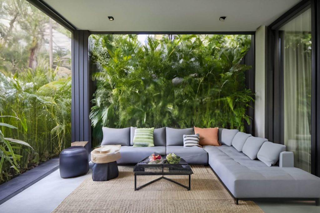Varanda minimalista com móveis em tons neutros e jardim vertical