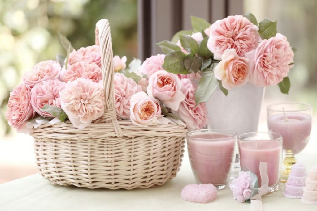 Mesa posta dia das mães com arranjos florais