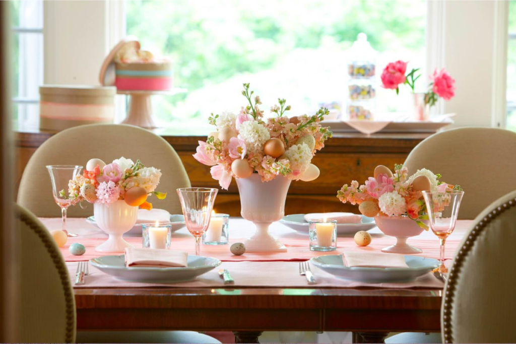 Mesa posta de páscoa decorada com flores e detalhes em tons pasteis.
