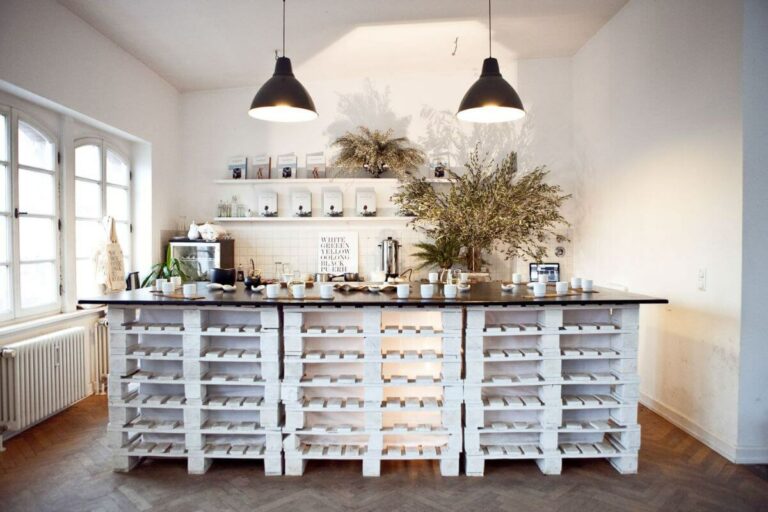 Balcão de cozinha feito de pallets pintado na cor branco