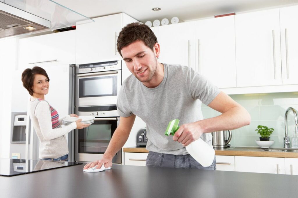 Homem limpado bancada da cozinha