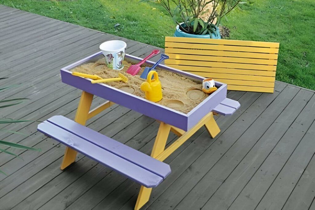 Mesinha com banquinho feito com madeira de pallets pintados nas cores lilás e amarelo 