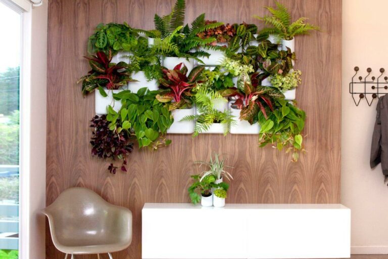 Ambiente decorado com vários tipos de plantas artificiais na parede